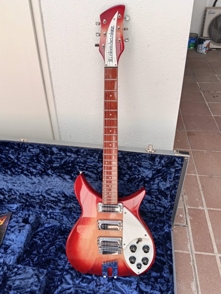 Rickenbacker 350V63 Liverpool Fireglo año 2000, 3,2Kg! de segunda mano · Foto 5 de 10 · Madrid · 2950 €