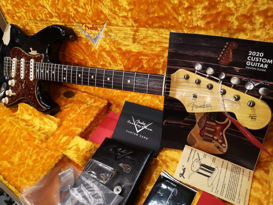 Fender Custom Shop 1961 Stratocaster Heavy Relic Black over Desert Sand-Hand Wound Poblano Strat Set. de segunda mano · Foto 5 de 10 · Barcelona · 4400 €