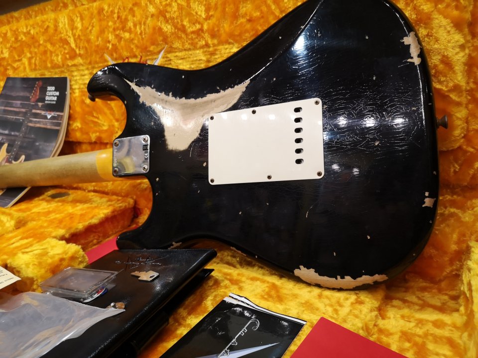 Fender Custom Shop 1961 Stratocaster Heavy Relic Black over Desert Sand-Hand Wound Poblano Strat Set. de segunda mano · Foto 6 de 10 · Barcelona · 4400 €