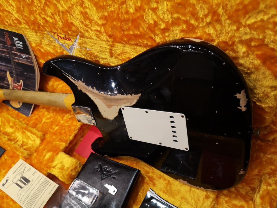 Fender Custom Shop 1961 Stratocaster Heavy Relic Black over Desert Sand-Hand Wound Poblano Strat Set. de segunda mano · Foto 7 de 10 · Barcelona · 4400 €