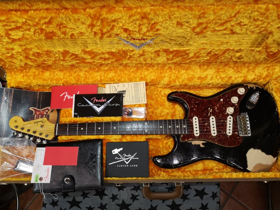 Fender Custom Shop 1961 Stratocaster Heavy Relic Black over Desert Sand-Hand Wound Poblano Strat Set. de segunda mano · Foto 8 de 10 · Barcelona · 4400 €
