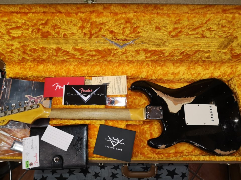Fender Custom Shop 1961 Stratocaster Heavy Relic Black over Desert Sand-Hand Wound Poblano Strat Set. de segunda mano · Foto 9 de 10 · Barcelona · 4400 €