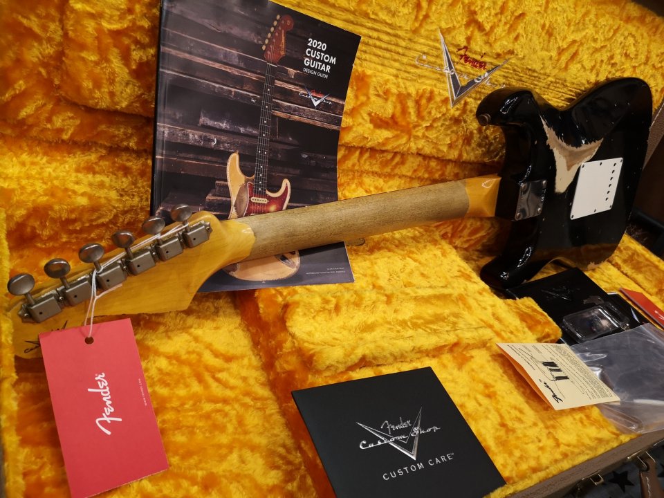 Fender Custom Shop 1961 Stratocaster Heavy Relic Black over Desert Sand-Hand Wound Poblano Strat Set. de segunda mano · Foto 10 de 10 · Barcelona · 4400 €