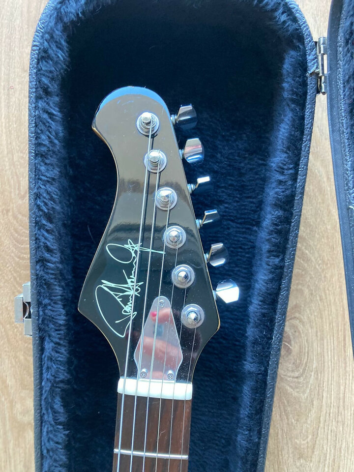 Paul Stanley Flying V - a guitar for Kiss fans