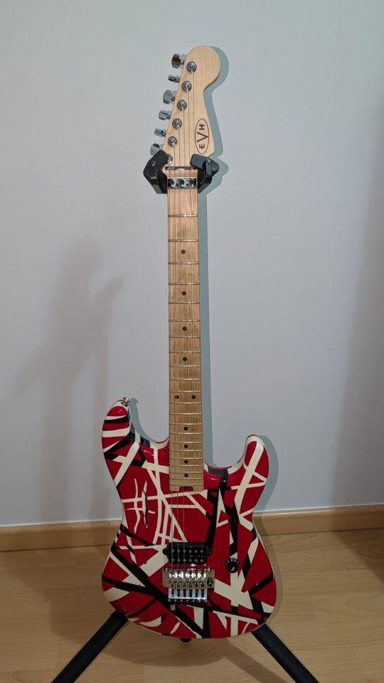 Guitarra EVH Red Stripe de segunda mano · Foto 1 de 6 · Cáceres · 800 €