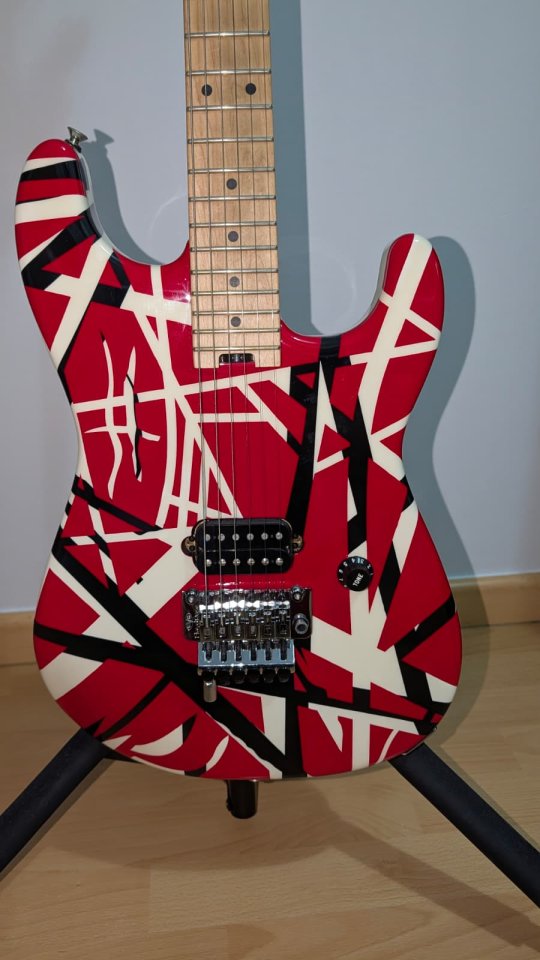 Guitarra EVH Red Stripe de segunda mano · Foto 2 de 6 · Cáceres · 800 €