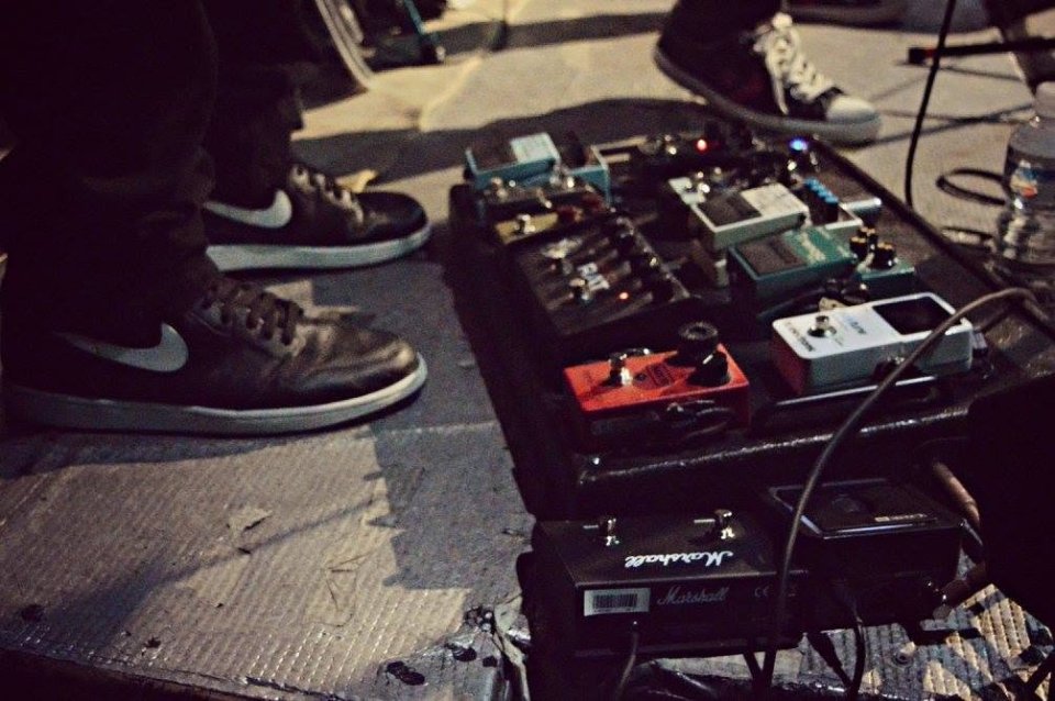 Base pedalera Pura Vida Custom Pedalboard + fuente Voodoo + flight case de segunda mano · Foto 2 de 9 · Madrid · 500 €