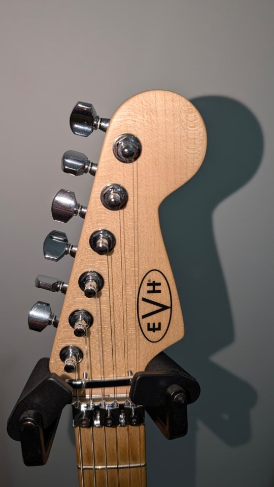 Guitarra EVH Red Stripe de segunda mano · Foto 3 de 6 · Cáceres · 800 €