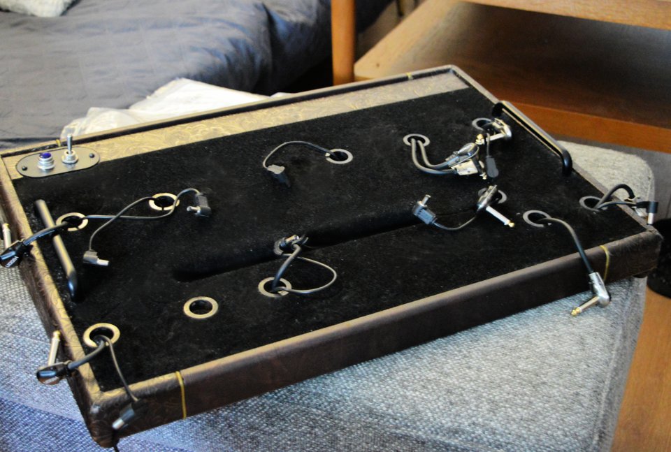 Base pedalera Pura Vida Custom Pedalboard + fuente Voodoo + flight case de segunda mano · Foto 3 de 9 · Madrid · 500 €