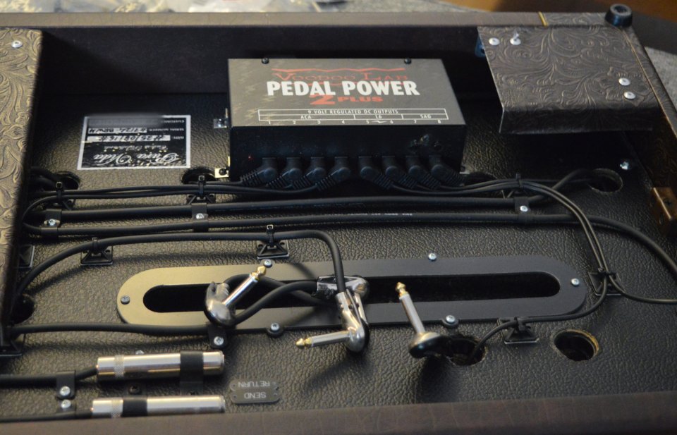 Base pedalera Pura Vida Custom Pedalboard + fuente Voodoo + flight case de segunda mano · Foto 4 de 9 · Madrid · 500 €