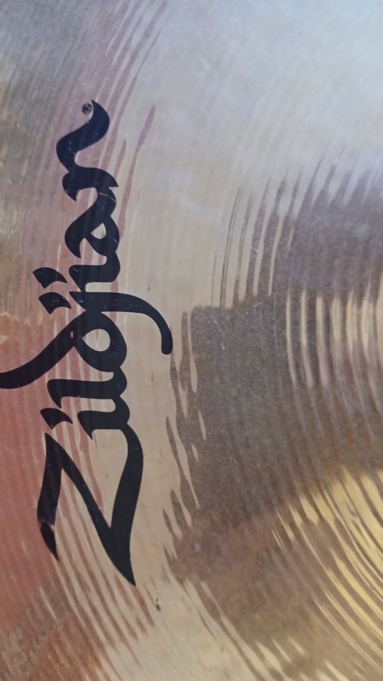Plat Zildjian Sound Lab de 22". Un plat especial. Una mena de Crash Ride.