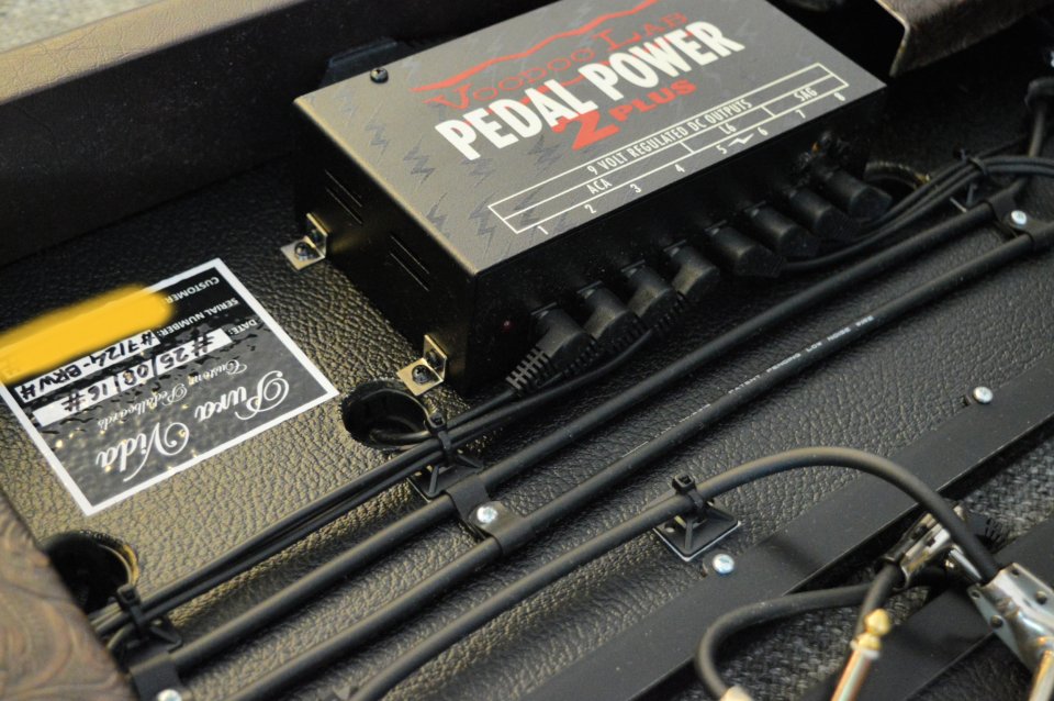 Base pedalera Pura Vida Custom Pedalboard + fuente Voodoo + flight case de segunda mano · Foto 6 de 9 · Madrid · 500 €