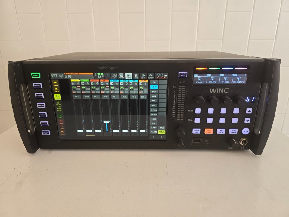 Mesa mezcla Behringer wing rack de segunda mano · Badajoz · 1150 €