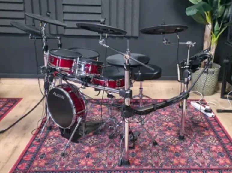 Alesis Strike Pro de segunda mano · Foto 1 de 8 · A Coruña · 1300 €
