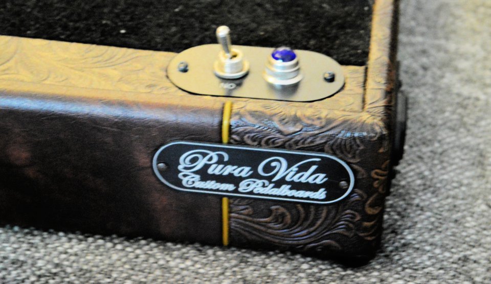 Base pedalera Pura Vida Custom Pedalboard + fuente Voodoo + flight case de segunda mano · Foto 7 de 9 · Madrid · 500 €