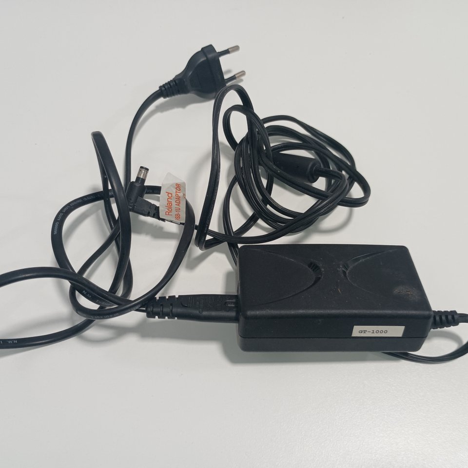 Adaptador Roland de segunda mano · Foto 2 de 2 · Málaga · 20 €