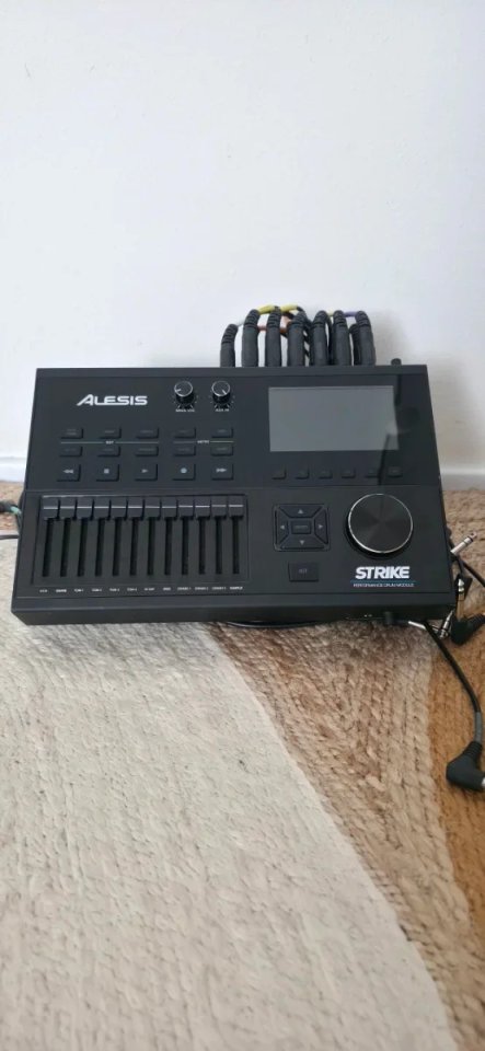 Alesis Strike Pro de segunda mano · Foto 5 de 8 · A Coruña · 1300 €