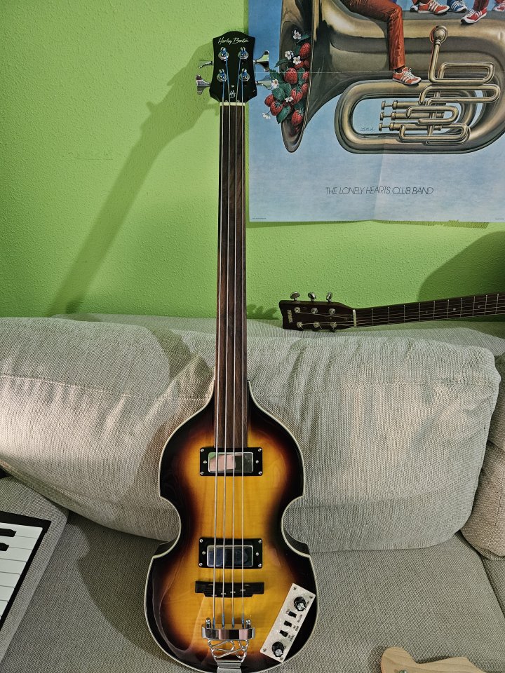 Bajo violin bass Harley Benton sin trastes