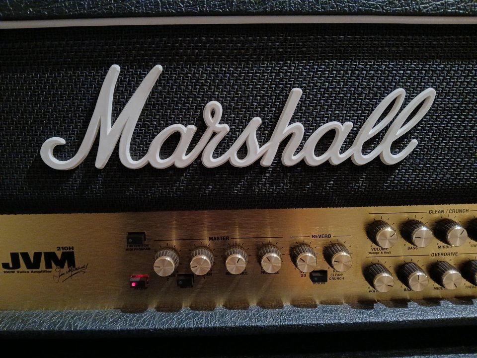 O cambio Marshall JVM210H con flightcase THON