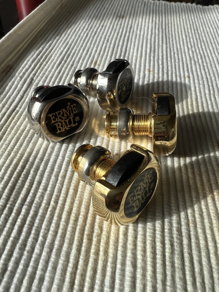 2 unidades de Enganches de seguridad Ernie Ball (Crome y Dorado)