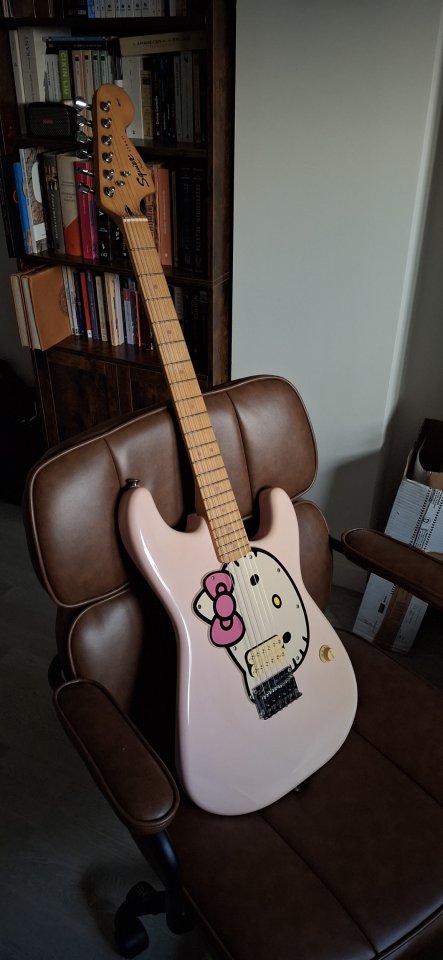 Squier Hello Kitty de segunda mano · Foto 1 de 4 · Madrid · 650 €