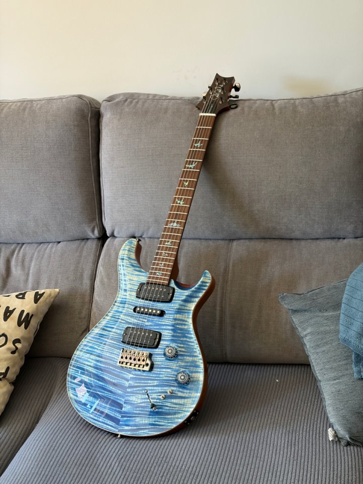 PRS Modern Eagle V Wood Library Faded Blue Jean 2024 de segunda mano · Foto 1 de 5 · Madrid · 4800 €