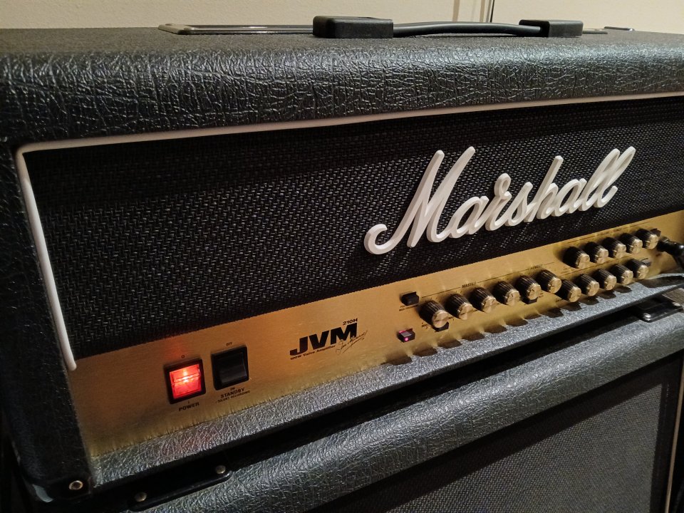 O cambio Marshall JVM210H con flightcase THON