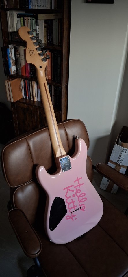 Squier Hello Kitty de segunda mano · Foto 2 de 4 · Madrid · 650 €