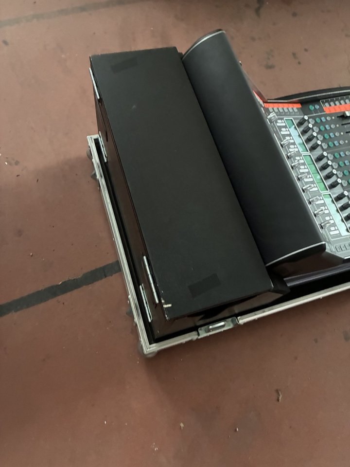Flightcase a medida para Allen & Heath dLive C1500 – Estado impecable de segunda mano · Foto 1 de 8 · Zaragoza · 650 €