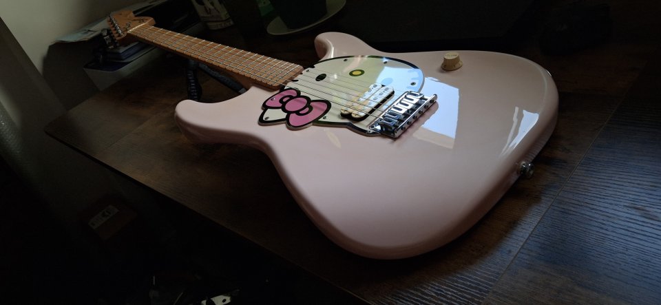 Squier Hello Kitty de segunda mano · Foto 3 de 4 · Madrid · 650 €