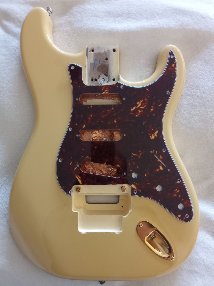Fender American Stratocaster cuerpo de 1983 y accesorios