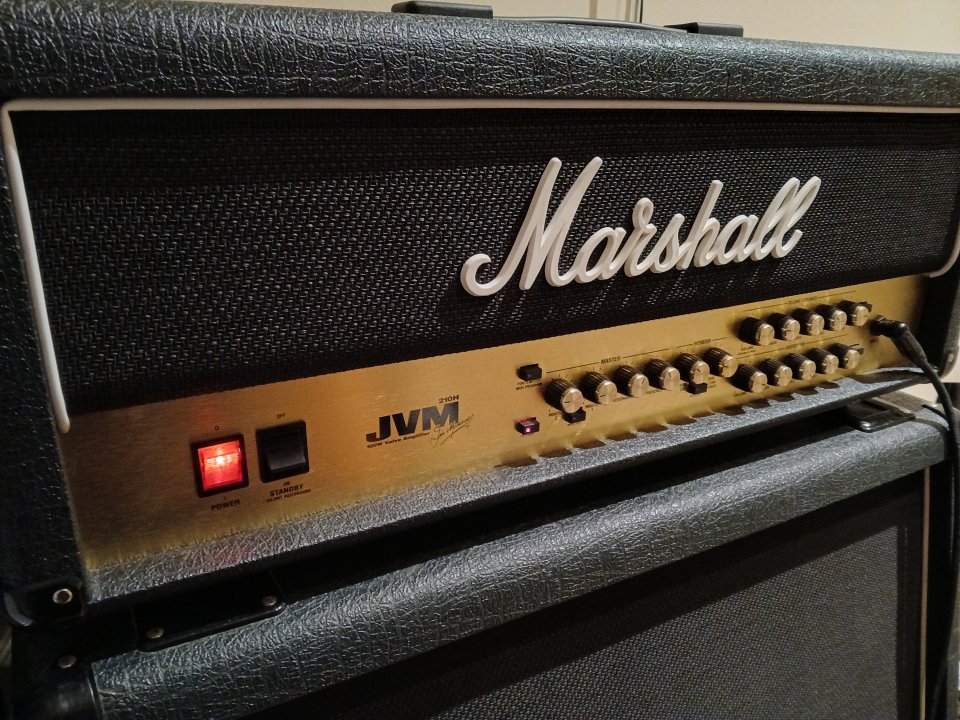 O cambio Marshall JVM210H con flightcase THON
