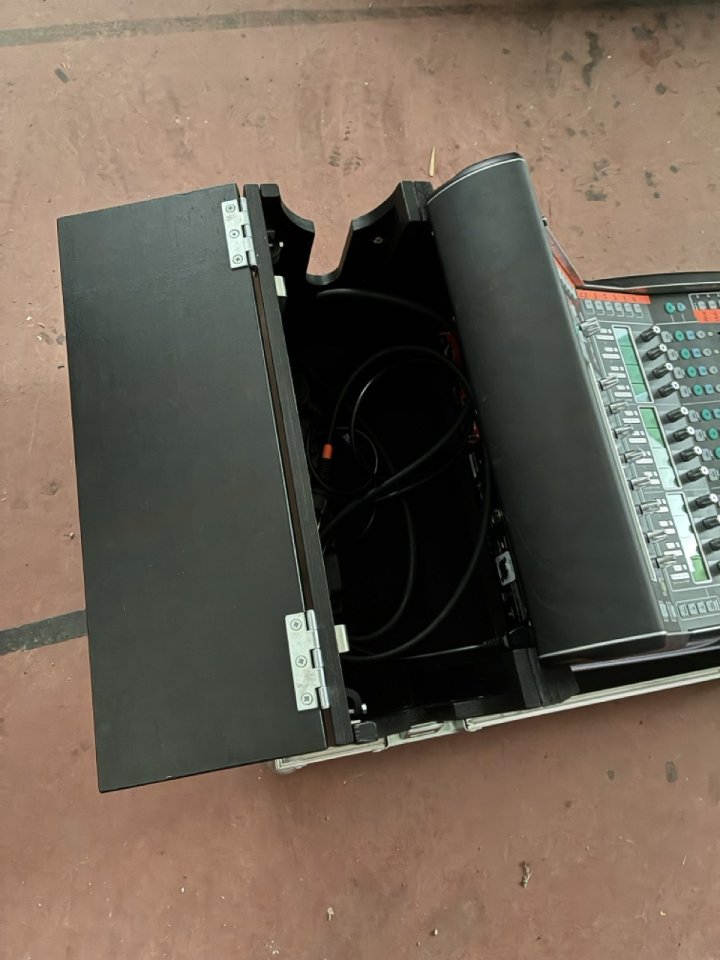 Flightcase a medida para Allen & Heath dLive C1500 – Estado impecable de segunda mano · Foto 2 de 8 · Zaragoza · 650 €