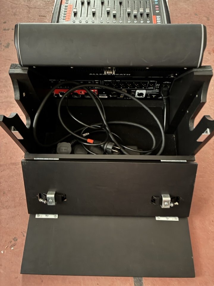 Flightcase a medida para Allen & Heath dLive C1500 – Estado impecable de segunda mano · Foto 3 de 8 · Zaragoza · 650 €