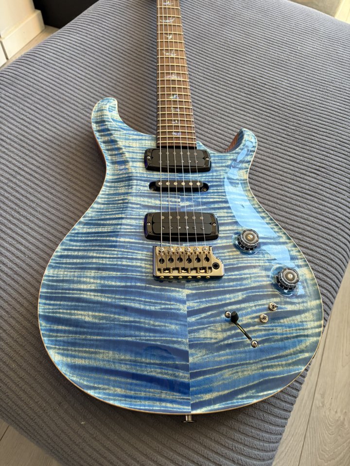 PRS Modern Eagle V Wood Library Faded Blue Jean 2024 de segunda mano · Foto 5 de 5 · Madrid · 4800 €