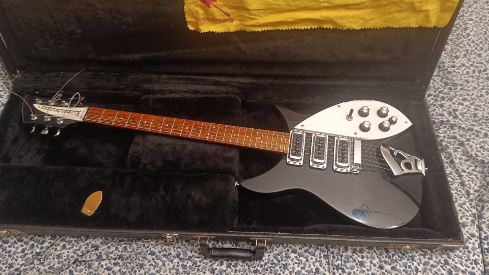 Rickenbacker 350 (año 1989) de segunda mano · Foto 2 de 10 · Madrid · 2000 €
