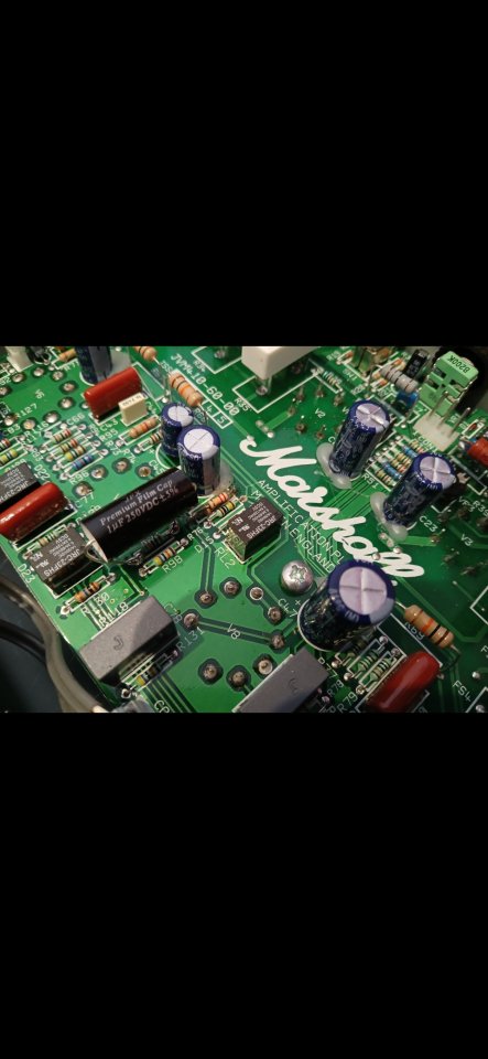 O cambio Marshall JVM210H con flightcase THON