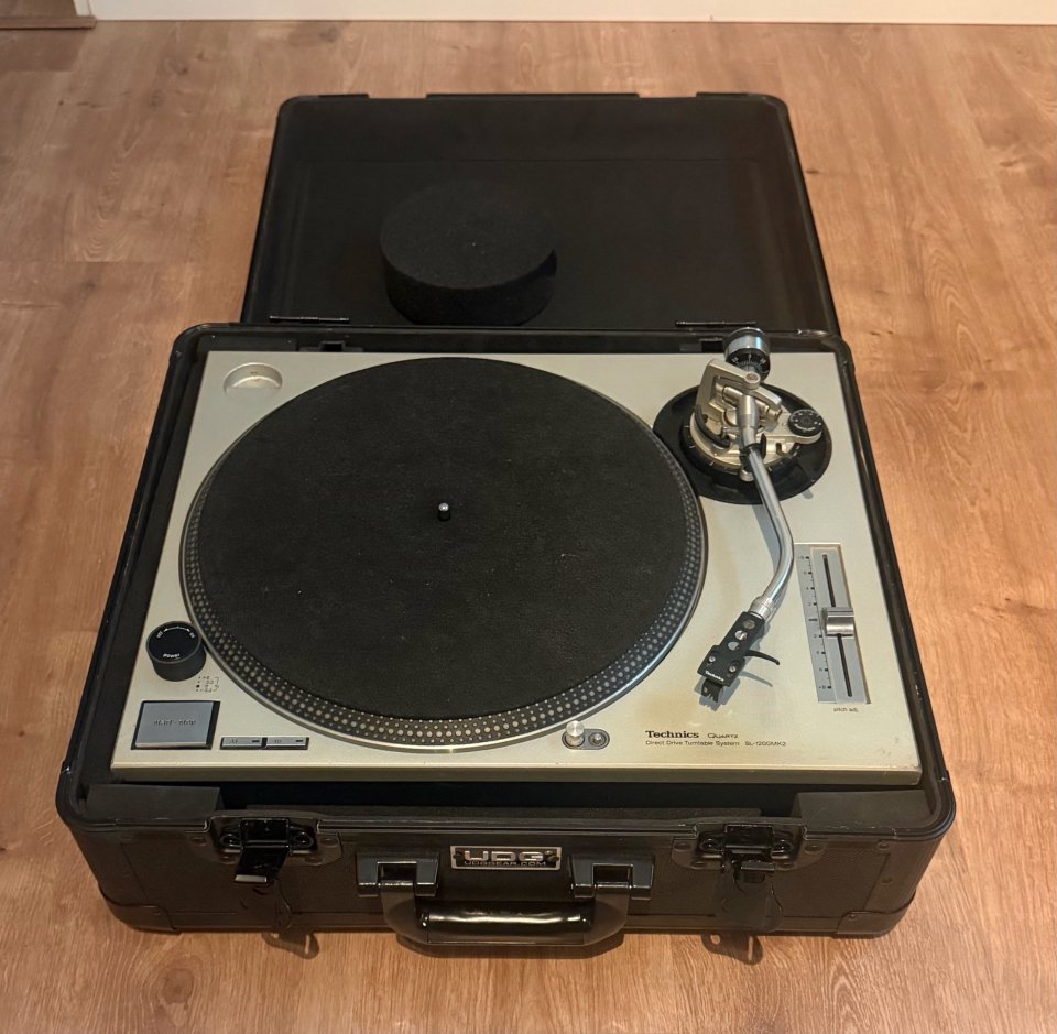Technics SL1200MK2 + UDG Flightcase multi turntable de segunda mano · Foto 3 de 9 · Cádiz · 900 €