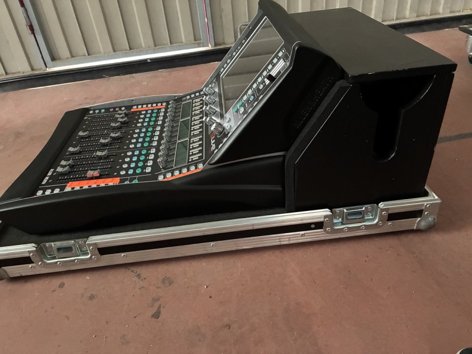 Flightcase a medida para Allen & Heath dLive C1500 – Estado impecable de segunda mano · Foto 6 de 8 · Zaragoza · 650 €