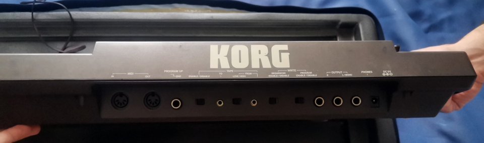 KORG POLY-800 sintetizador analógico 1983 incl. estuche original,adapt y cinta carga datos COMPLETO de segunda mano · Foto 3 de 5 · Barcelona · 350 €