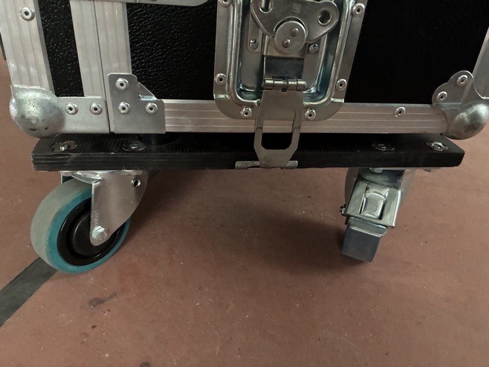 Flightcase a medida para Allen & Heath dLive C1500 – Estado impecable de segunda mano · Foto 7 de 8 · Zaragoza · 650 €