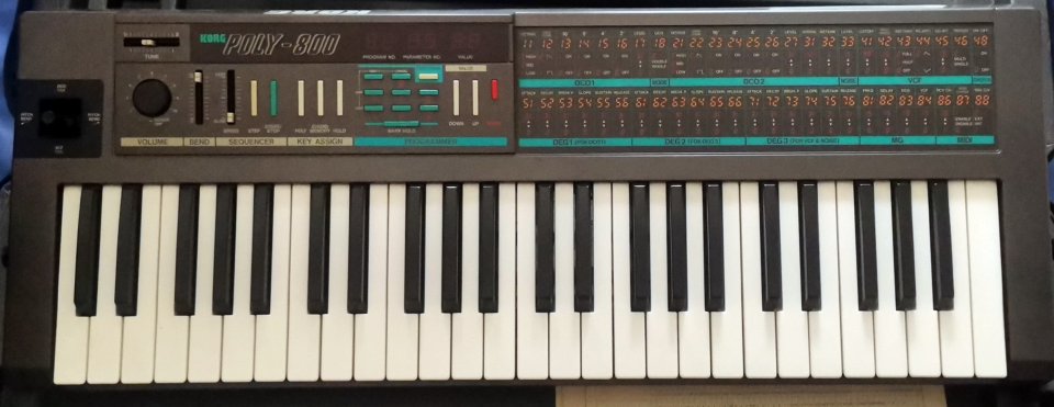 KORG POLY-800 sintetizador analógico 1983 incl. estuche original,adapt y cinta carga datos COMPLETO de segunda mano · Foto 4 de 5 · Barcelona · 350 €