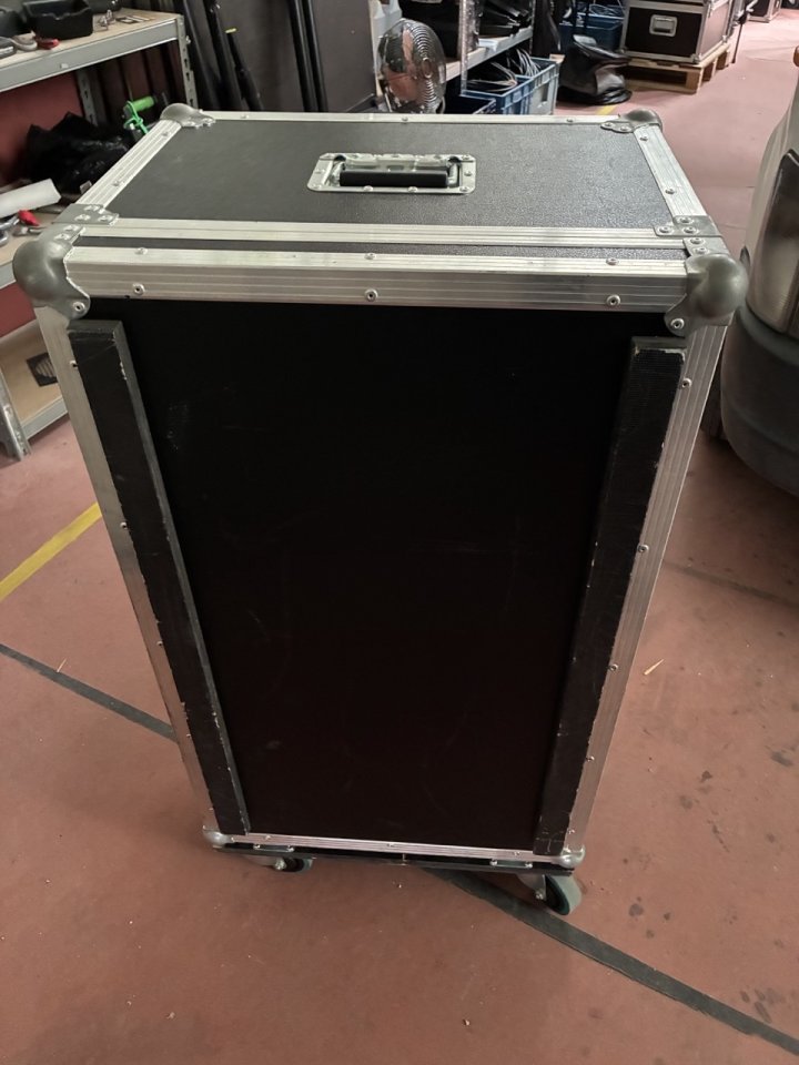 Flightcase a medida para Allen & Heath dLive C1500 – Estado impecable de segunda mano · Foto 8 de 8 · Zaragoza · 650 €