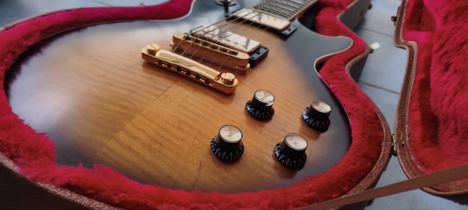 Gibson Les Paul Signature Player Plus - Satin Vintage Sunburst - 2018 - Mod Custom Metal Gold de segunda mano · Foto 8 de 10 · Sevilla · 3000 €