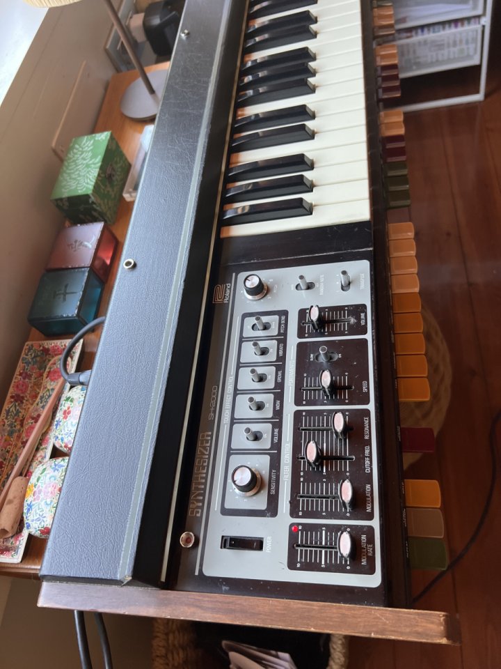 Vendo Roland SH 2000 de segunda mano · Foto 1 de 8 · Girona · 550 €