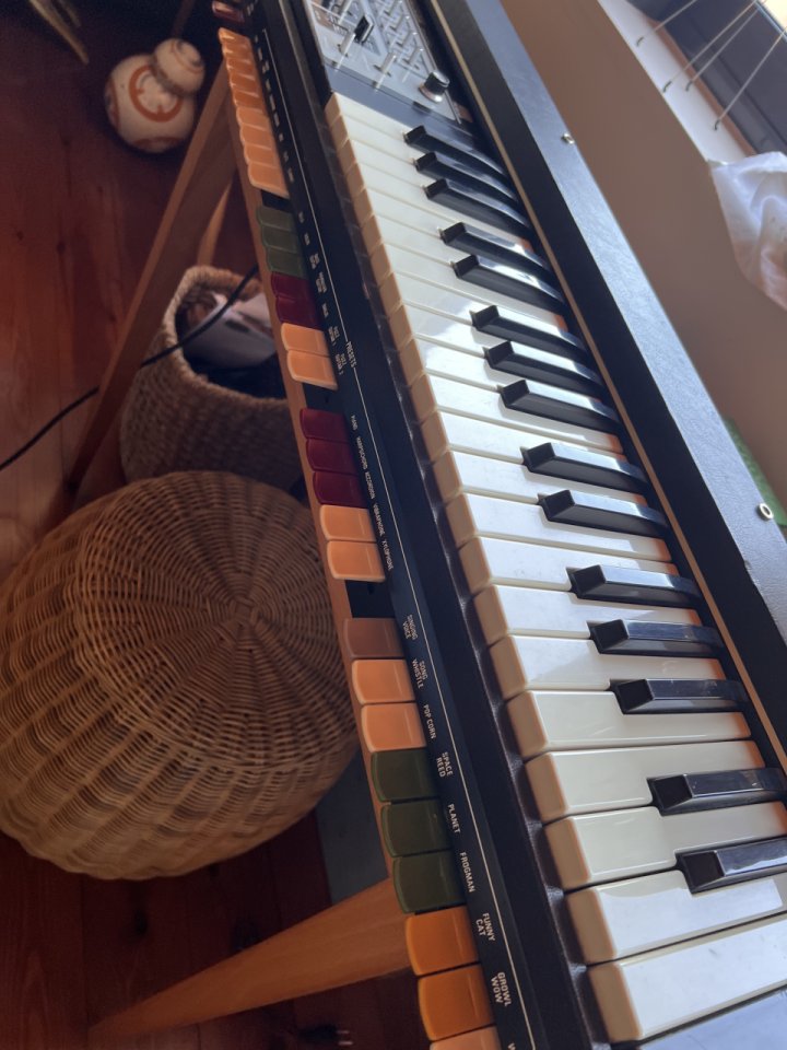 Vendo Roland SH 2000 de segunda mano · Foto 3 de 8 · Girona · 550 €