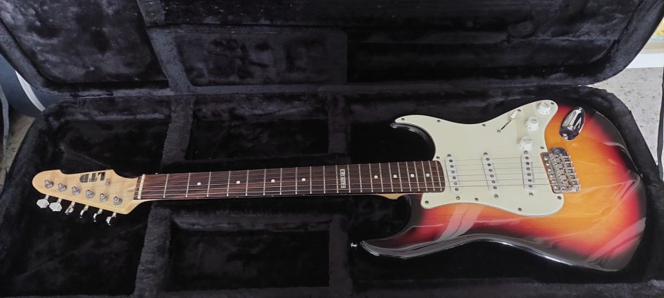 Equipo guitarra y pedales de segunda mano · Foto 1 de 3 · Cádiz · 1090 €