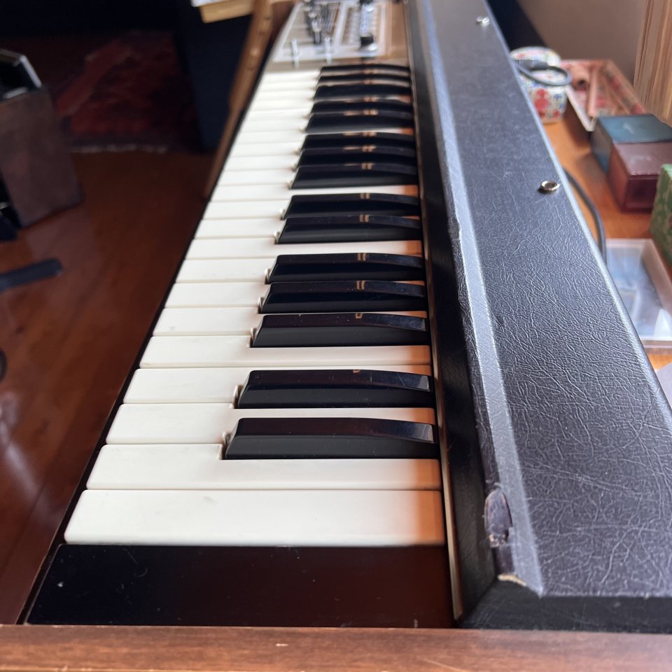 Vendo Roland SH 2000 de segunda mano · Foto 4 de 8 · Girona · 550 €