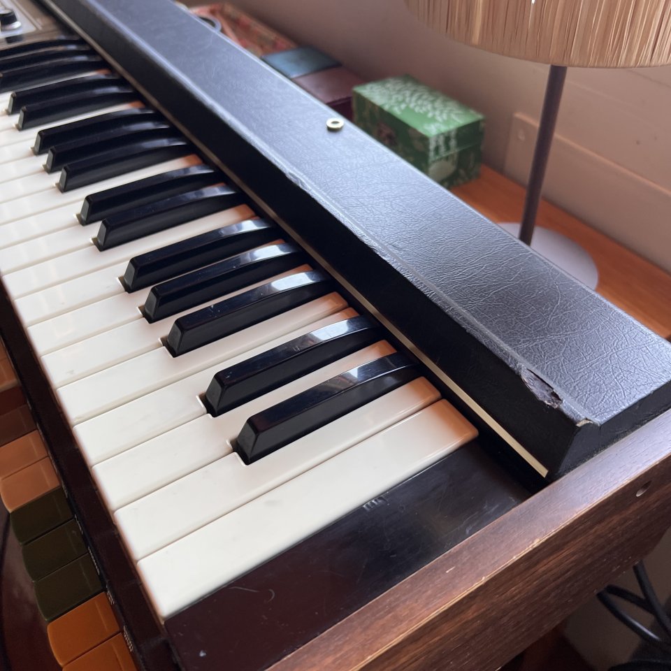 Vendo Roland SH 2000 de segunda mano · Foto 7 de 8 · Girona · 550 €