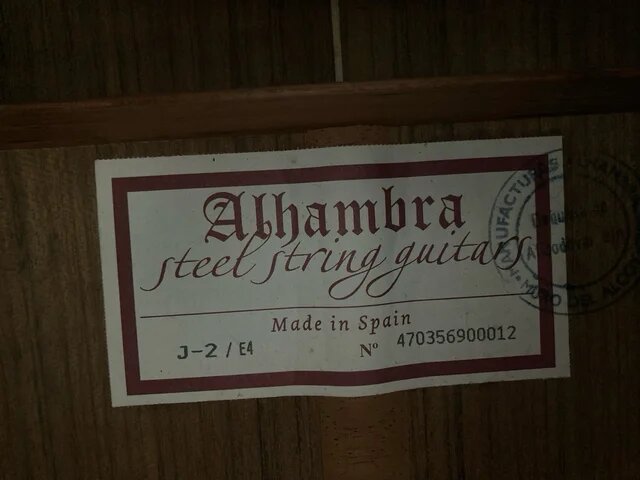 Guitarra acústica Alhambra J2 con previo activo